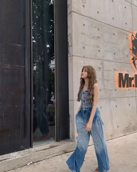 Không ít lần cô diện trang phục bikini quyến rũ, gợi cảm khiến cư dân mạng “đứng ngồi không yên”.