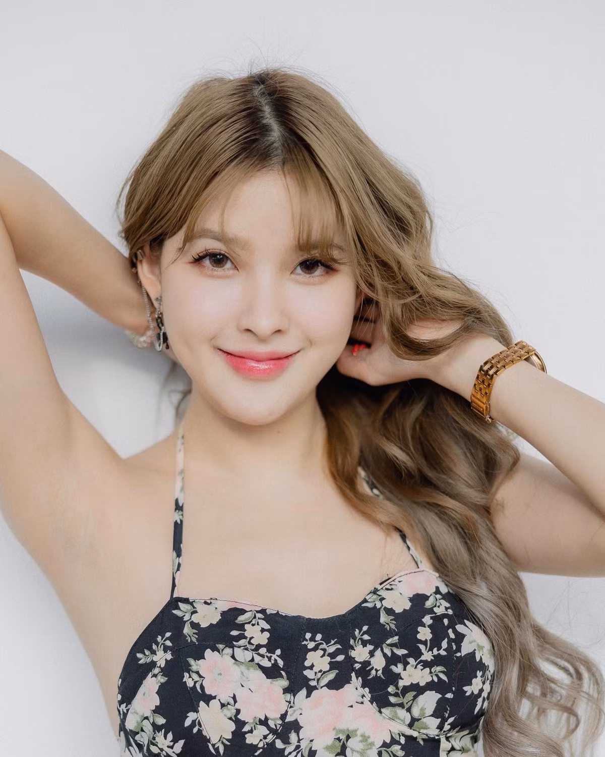 Về phía MC Natty, cô là gương mặt quen thuộc của đông đảo cộng đồng game thủ Thái Lan nhờ vẻ đẹp vừa quyến rũ, vừa ngọt ngào.