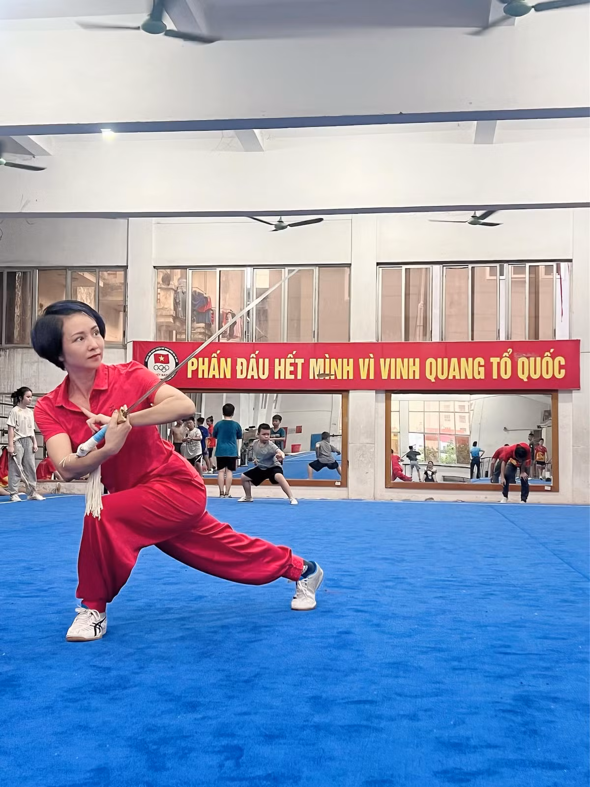 Sự uyển chuyển của Thúy Hiền càng khiến người xem có cảm giác môn võ này vừa mềm mại nhưng vẫn vô cùng mạnh mẽ.