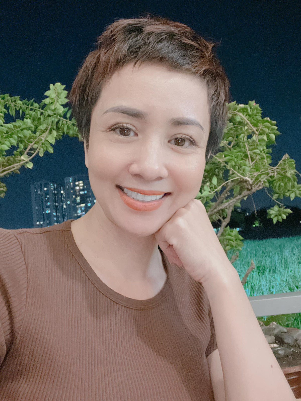 Nguyễn Thúy Hiền vẫn được khen trẻ trung, xinh đẹp. Ngoài gương mặt, cô còn có vóc dáng thon gọn.