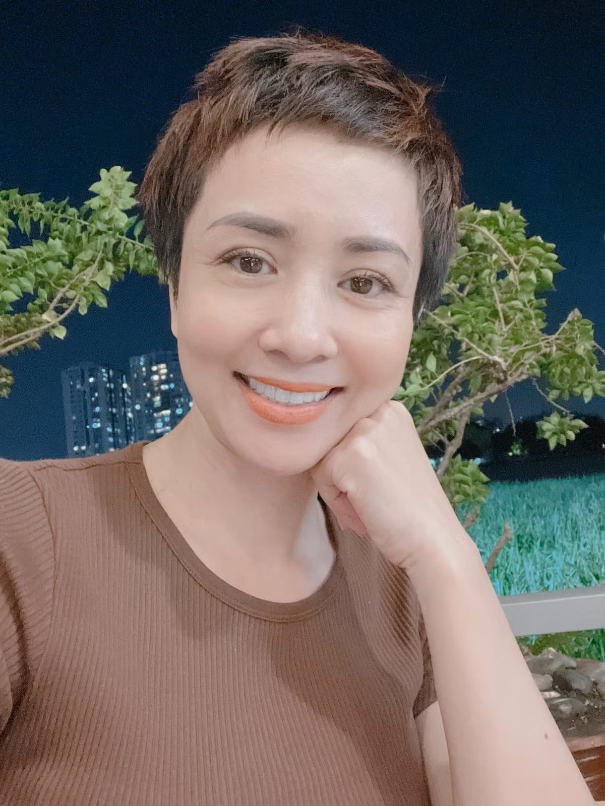 Nguyễn Thúy Hiền vẫn được khen trẻ trung, xinh đẹp. Ngoài gương mặt, cô còn có vóc dáng thon gọn.