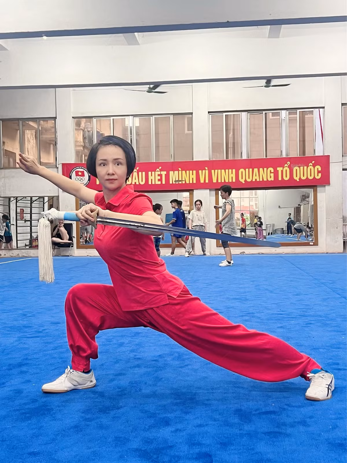 Ở độ tuổi U50, Thúy Hiền vẫn biểu diễn Thái cực kiếm và Thái cực quyền cực kỳ mượt mà, cùng các động tác như đá, đứng tấn, giữ thăng bằng, đẩy, nhảy quét, nhào lộn.