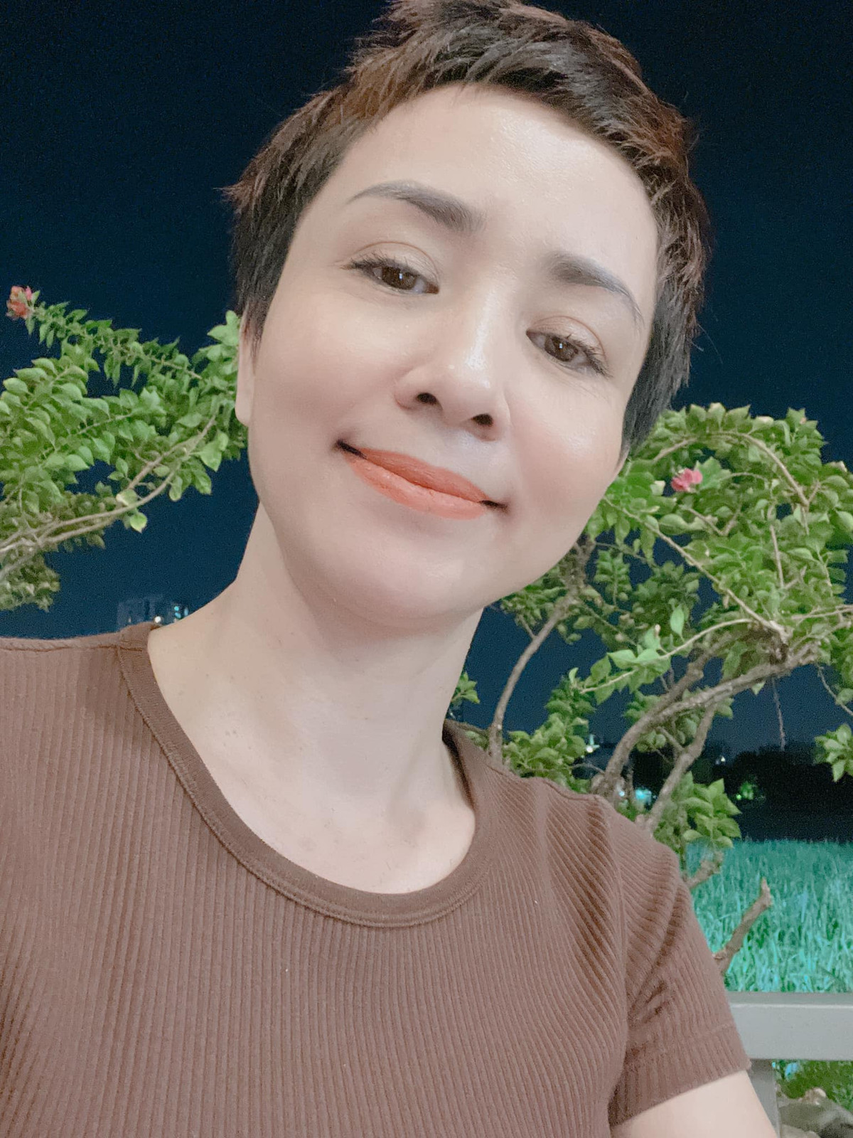 Cô vẫn gây ấn tượng bởi đường nét gương mặt xinh đẹp, vóc dáng thon gọn, xứng danh "hoa khôi Wushu" một thời.