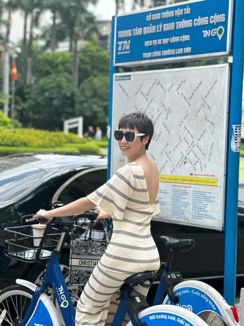 Trong những bộ ảnh chụp chung, cả hai trông giống chị em, không cho thấy sự chênh lệch tuổi tác quá lớn.