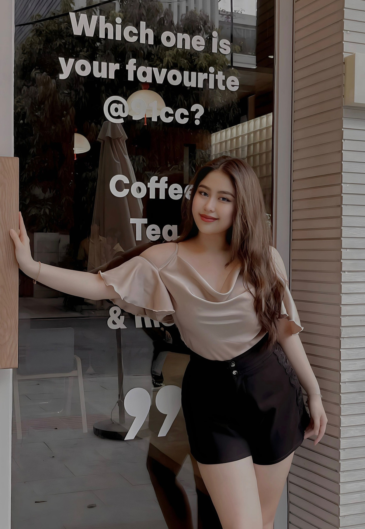 Bằng nhan sắc của bản thân, Ngọc Huyền nhận nhiều lời mời làm người mẫu ảnh và nhận lời quảng cáo.