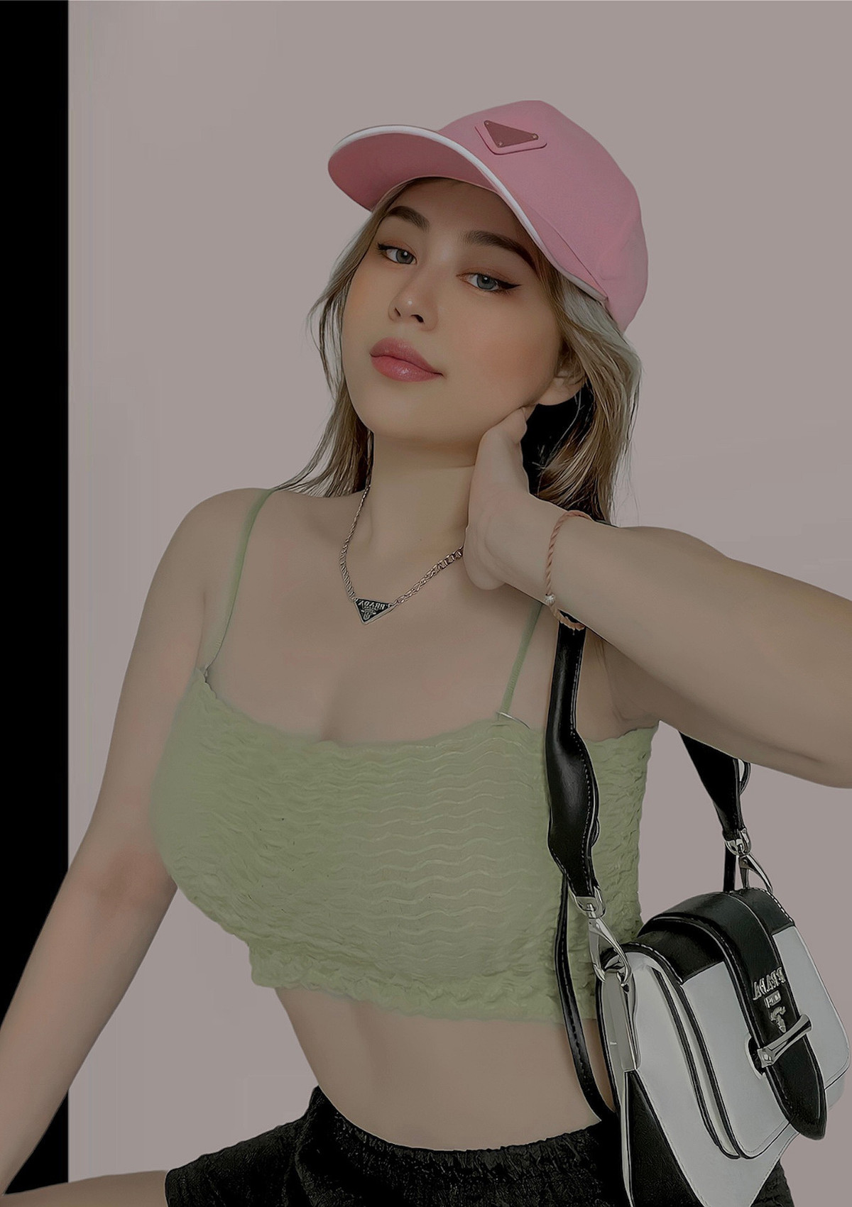 Nhan sắc tươi đẹp, ngọt ngào cùng gương mặt bừng sáng của hot girl Ngọc Huyền là thế mạnh của cô.