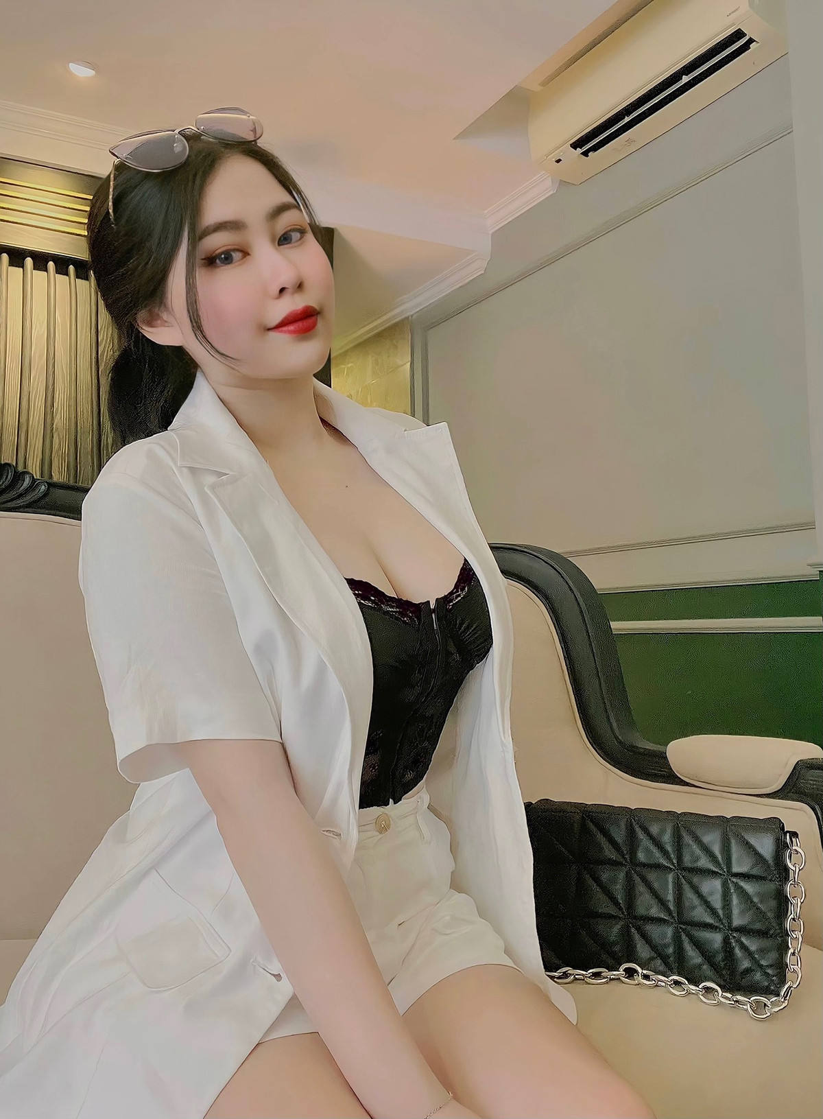 Ngọc Huyền cũng chia sẻ phong cách đời thường của cô kín đáo hơn so với những hình ảnh trên mạng xã hội.