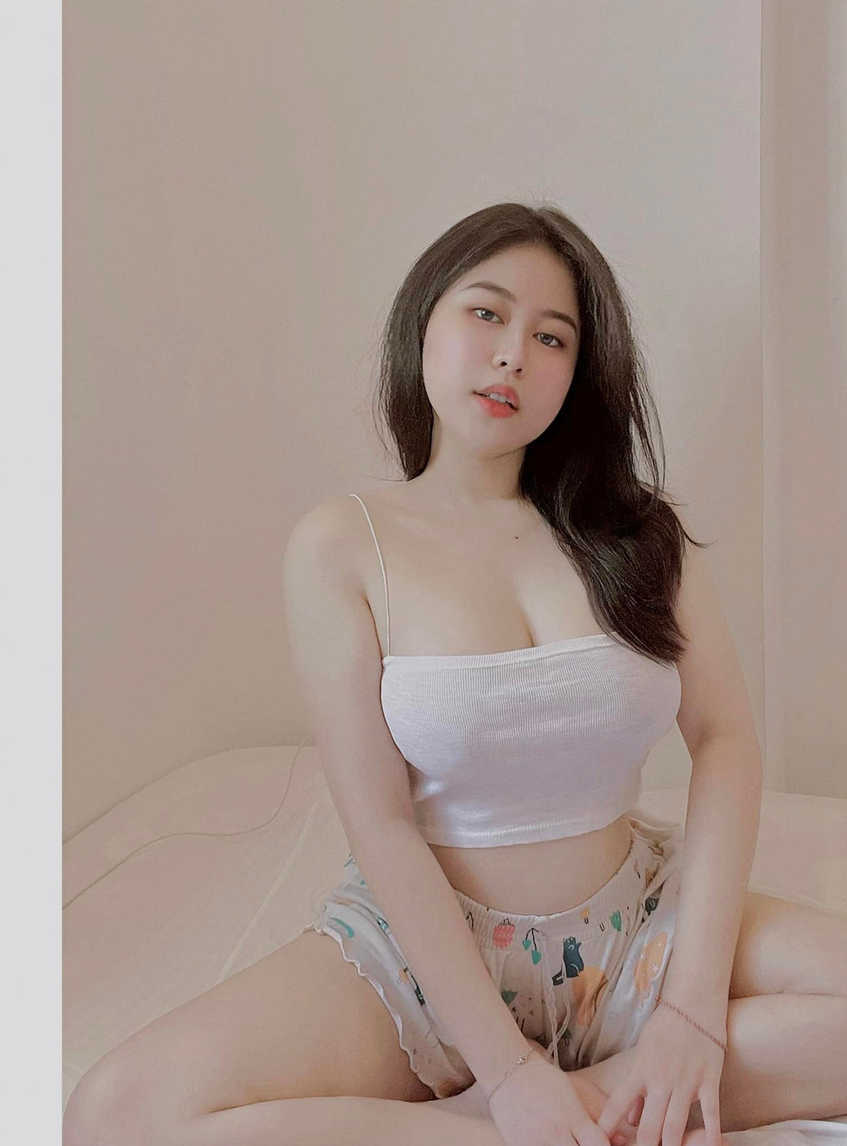 Vì sở hữu vóc dáng khá đầy đặn nên cô càng phải chú trọng đến cách ăn mặc để thể hiện ưu điểm của mình. Ảnh: FBNV