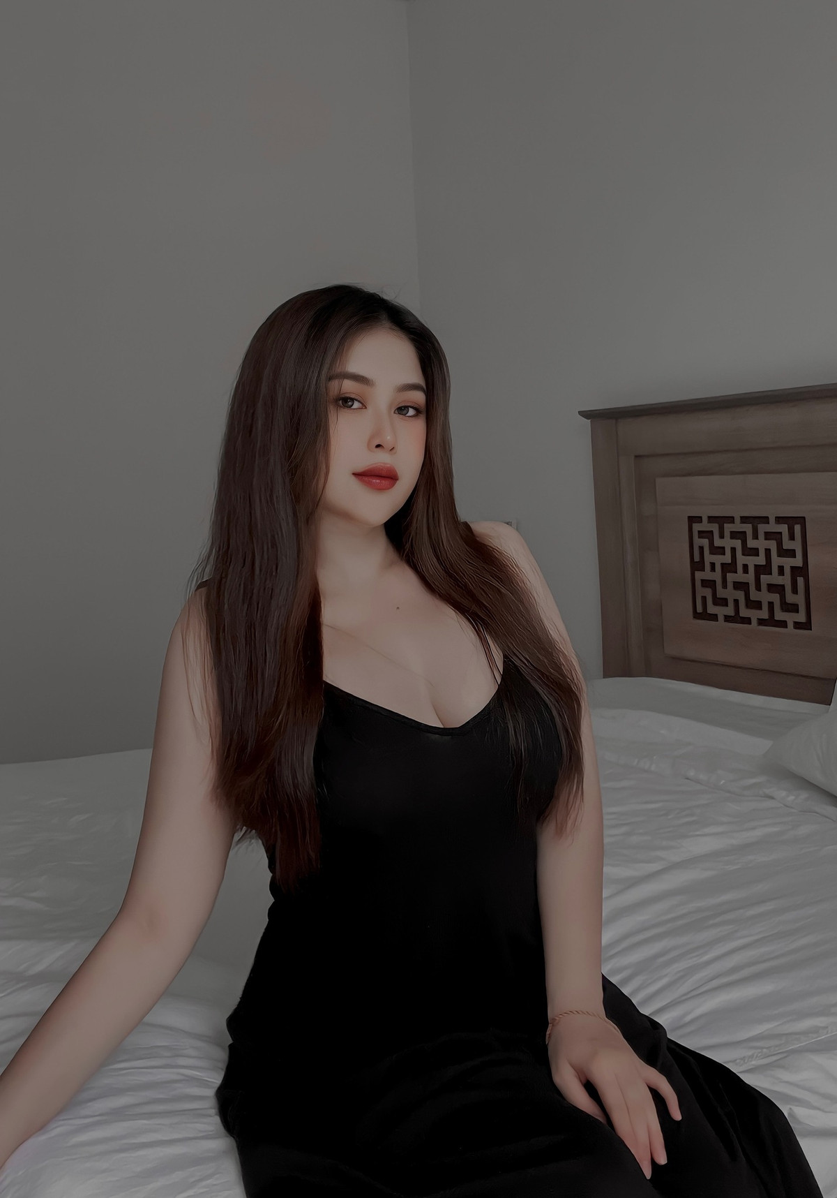 Dù sở hữu vẻ đẹp "lệch chuẩn" nhưng nhờ có đường cong quyến rũ, gương mặt xinh đẹp, Ngọc Huyền nhận được nhiều lời mời là người mẫu ảnh.