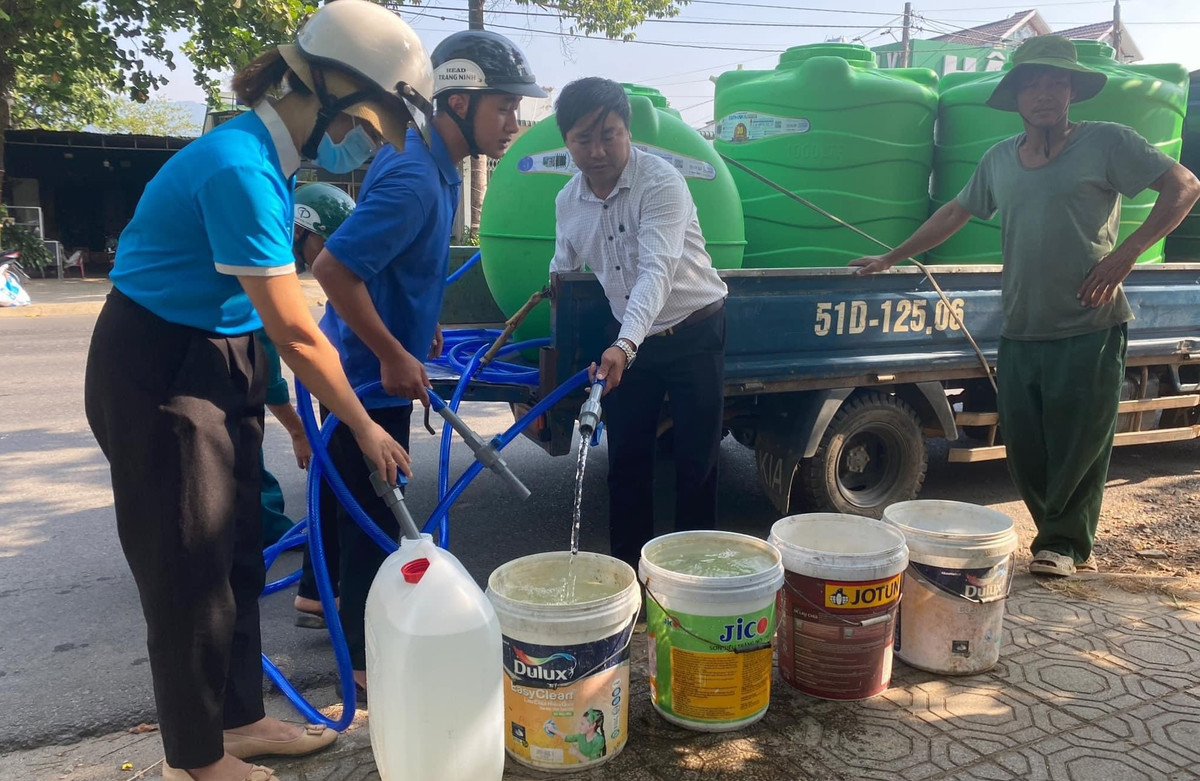 Hiện tại, Trạm cấp nước Đạ M’ri chỉ đạt công suất cấp nước từ 180 – 200 m3/ngày đêm nên Nhà máy nước Đạ Huoai và UBND thị trấn Đạ M’ri phải phân lịch cấp nước theo từng cụm dân cư (tổ dân phố) để chia nước cho bà con sử dụng.