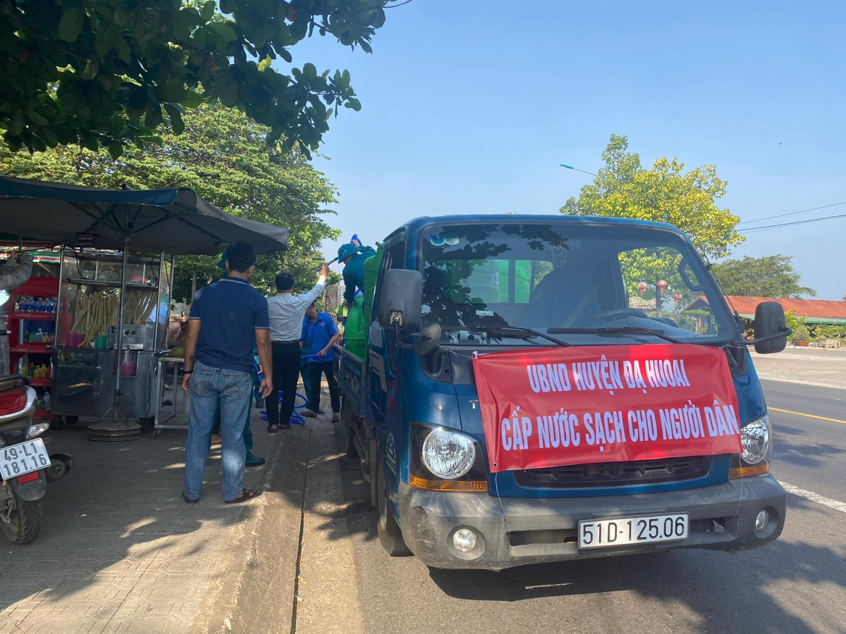 Hiện tại, lãnh đạo huyện Đạ Huoai đang điều 3 xe tải dùng bồn chứa để tải nước sạch từ Nhà máy nước Đạ Huoai từ thị trấn Mađaguôi vượt hơn 10 km lên thị trấn Đạ M’ri cấp miễn phí cho người dân.