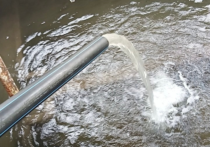 Sau khi qua xử lý, nước được bơm tải theo hệ thống đường ống của Trạm cấp nước đến các hộ dân.