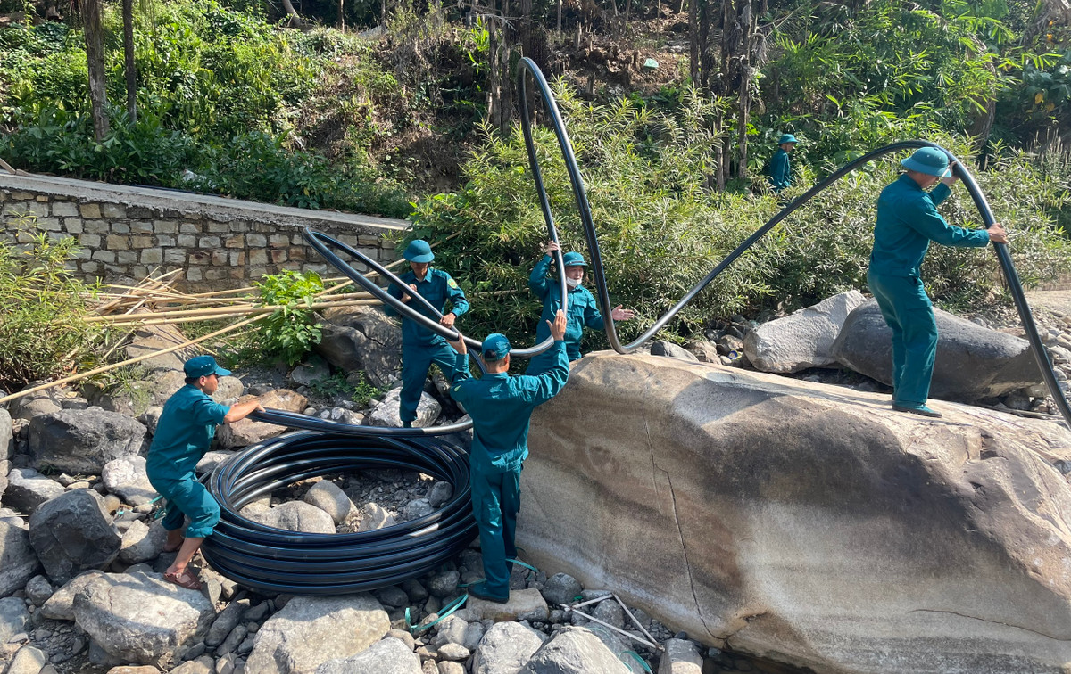 Do suối Đạ M’rê khô cạn trơ đáy khiến hơn 700 hộ dân thị trấn Đạ M’ri lâm vào cảnh thiếu nước sinh hoạt trong nhiều ngày qua.