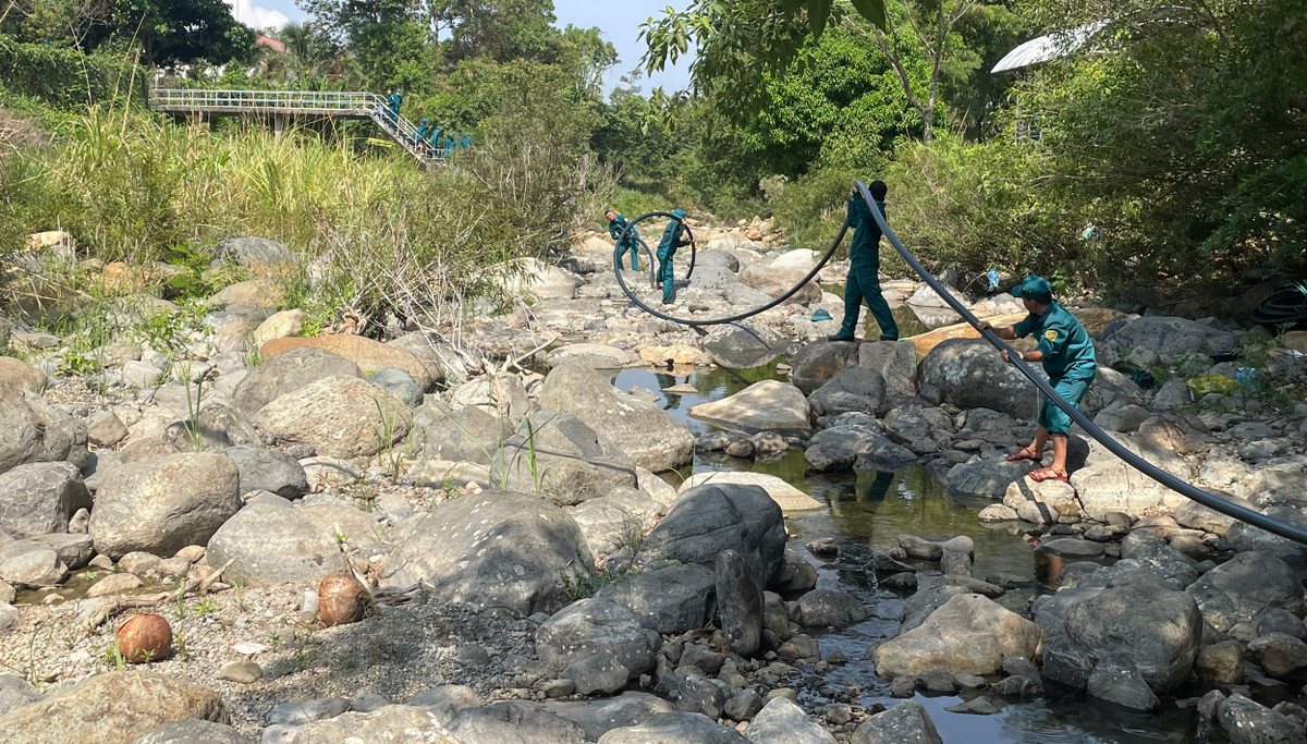 Dòng suối Dòng suối Đạ M’rê cạn khô nước