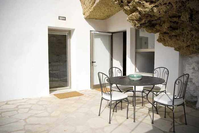 Khu vực ngoài trời đầy nắng của căn nhà. 