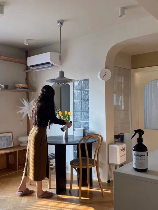 Cô gái 32 tuổi ở Thượng Hải (Trung Quốc) đã tiết kiệm suốt 5 năm trời để mua một căn nhà ở trung tâm thành phố. Căn nhà chỉ 45m2, tuy nhỏ nhưng rất xinh xắn, ấm áp.