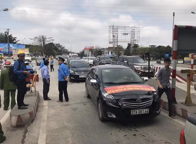 Nghe An: Dua o to ra cau Ben Thuy 1 phan doi thu phi BOT-Hinh-2