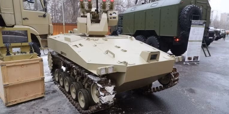 Vả lại, những chiếc thiết giáp này nếu như đi một mình đơn lẻ (như các máy bay không người lái) thì sẽ trở thành một mục tiêu dễ dàng cho lực lượng đối phương tấn công theo kiểu du kích.