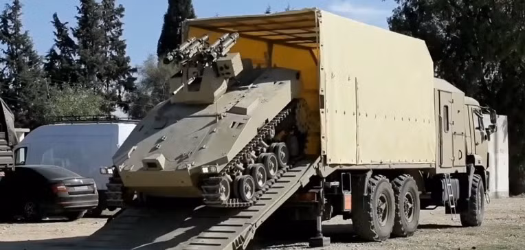 Tuy nhiên trong điều kiện thực tế, việc điều khiển một chiếc xe tăng không người lái sẽ gặp nhiều khó khăn hơn do bị địa hình, địa vật cản trở sóng vô tuyến hoặc dễ bị sa lầy, mắc kẹt trong những địa hình phức tạp.