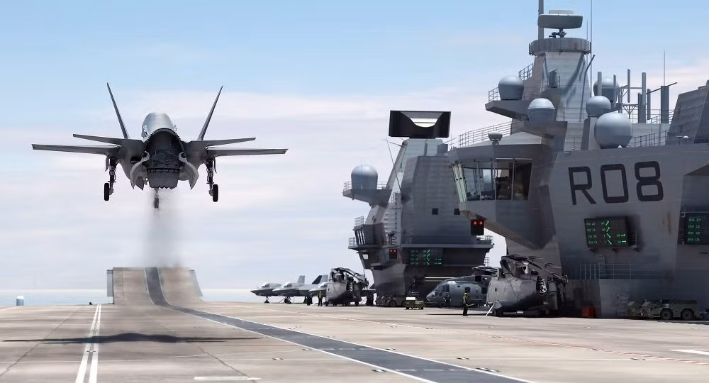 Tổng cộng chương trình phát triển F-35 đã tiêu tốn ngân sách quốc phòng của Mỹ tới 1,5 nghìn tỷ USD, tốn kém hơn bất cứ chương trình vũ khí nào trên thế giới từ trước tới nay vậy mà đến tận bây giờ, 11 năm kể từ chuyến bay đầu tiên, chiếc F-35 vẫn bị coi là một chiến đấu cơ kém cỏi. Nguồn ảnh: Sputnik.