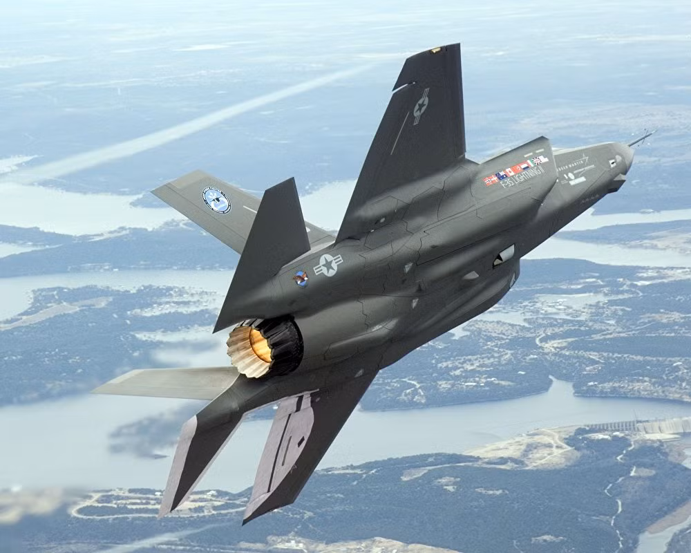 F-35 Lightning II là chiếc máy bay chiến đấu thế hệ năm thứ hai của Mỹ, được kỳ vọng sẽ thay thế vị trí của chiếc F-16 trong Quân đội Mỹ và các nước Đồng Minh. Tuy nhiên, chiếc máy bay này mang lại nhiều tai tiếng hơn so với mong đợi. Nguồn ảnh: Sputnik.