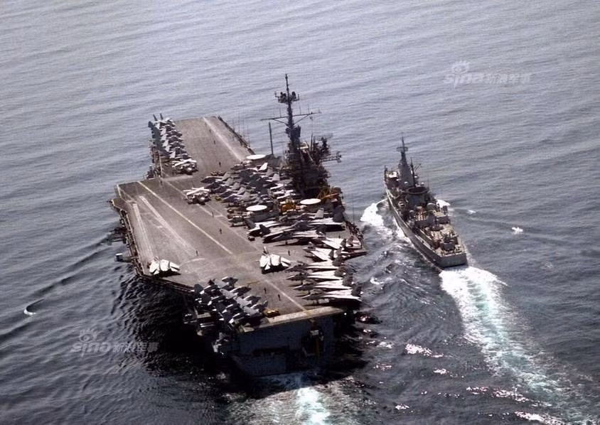 Tàu sân bay USS Ranger (số thân CV 61) đang được nhận tiếp tế trực tiếp trên biển. Nguồn ảnh: Sina.