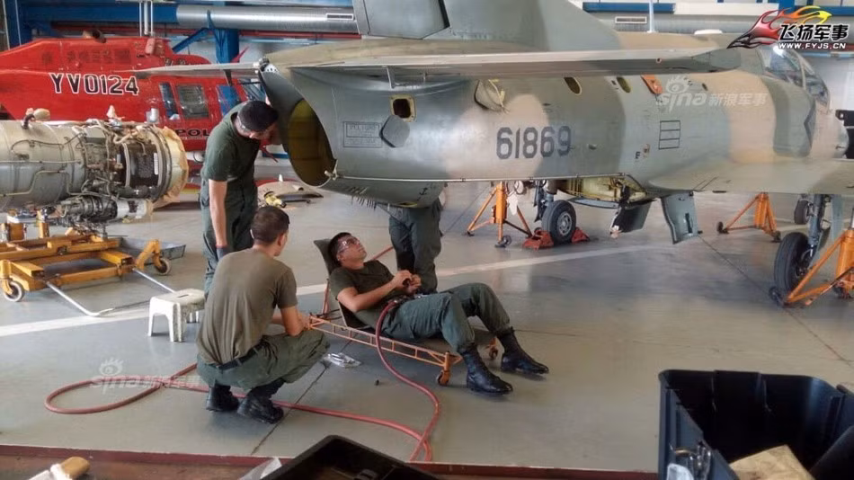 Tuy nhiên với trường hợp Venezuela và Trung Quốc, có vẻ như Bắc Kinh đã hào phóng cung cấp tài liệu, công nghệ để Venezuela tự đại tu sửa chữa máy bay huấn luyện K-8 trong nước thay vì phải đem sang nhà máy Hồng Du ở Trung Quốc. Nguồn ảnh: Sina.