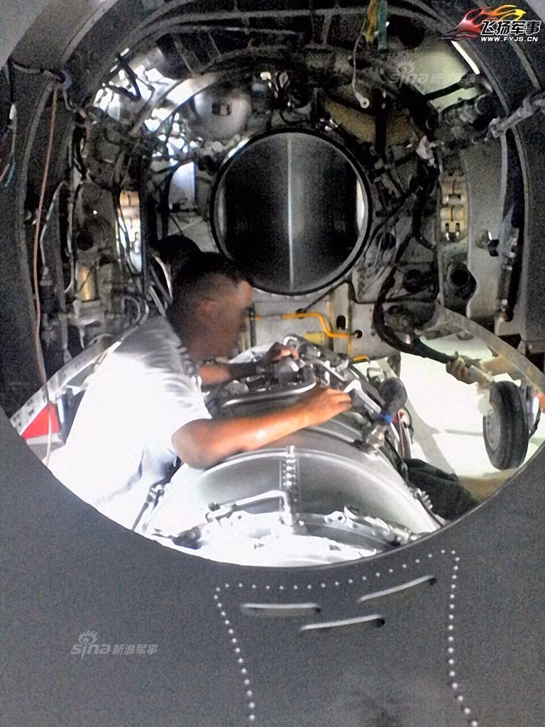 Việc tháo lắp động cơ máy bay phản lực các loại đều rất phức tạp và phiền phức do nhiều vị trí bắt vít thường được đặt trong những góc khuất, gây khó khăn cho các kỹ sư bảo dưỡng. Nguồn ảnh: Sina.