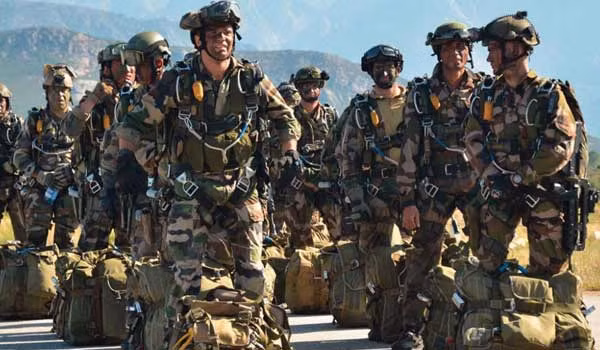 Sau 3 tháng tân binh sẽ đến thời gian huấn luyện chuyên ngành. Khoảng thời gian này sẽ kéo dài từ 6 tháng tới 1 năm tùy từng chuyên ngành của người lính, lâu nhất là huấn luyện bay (phi công) và quân y chiến trường. Các ngành khác như công binh, thiết giáp hay dù có thời gian huấn luyện ngắn hơn. Nguồn ảnh: Legioninfo.