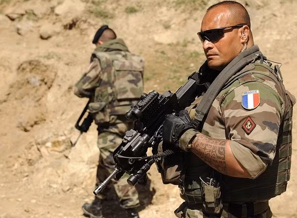 Bạn đến từ đâu, đã từng làm gì, có quá khứ tội lỗi ra sao hay thậm chí đang trốn truy nã ở quê nhà cũng không quan trọng (trừ trường hợp bị truy nã quốc tế). Bạn sẽ được cấp một số hiệu và vài bộ quân phục mới để chính thức ghi danh vào khóa huấn luyện lính Lê dương mà thậm chí còn không cần biết... tiếng Pháp. Nguồn ảnh: Pinterest.