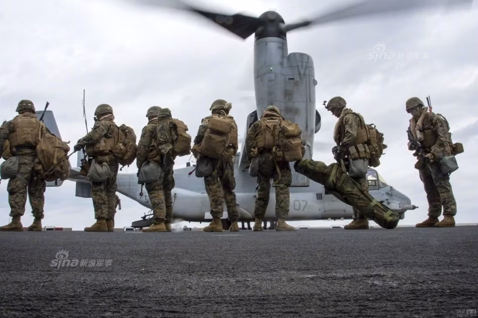 Tham gia cuộc diễn tập đổ bộ này có các máy bay vận tải độc đái MV-22 Osprey. Mỗi chiếc MV-22 Osprey có khả năng chở theo 24 lính với đầy đủ trang bị, khi tháo ghế ngồi ra, sức chứa của chiếc máy bay này sẽ tăng lên 32 người. Đây là loại máy bay lưỡng dụng có khả năng cất hạ cánh thẳng đứng và xoay trục cánh quạt ngang 90 độ ở trên không để trở thành một máy bay cánh bằng. Nguồn ảnh: Sina.