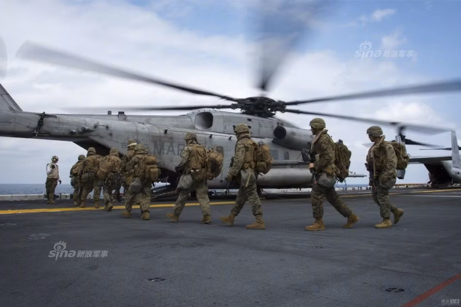 Tham gia cuộc tập luyện đổ bộ bằng đường không từ trên biển lần này còn có các máy bay trực thăng vận tải CH-53E với sức chứa tối đa khoảng 30 lính. Việc sở hữu các loại máy bay trực thăng vận tải cỡ lớn sẽ giúp lực lượng Thủy quân Lục chiến Mỹ có tốc độ triển khai quân nhanh hơn, nhất là trong các chiến dịch đổ bộ giống như bài tập này trong tương lai. Nguồn ảnh: Sina.
