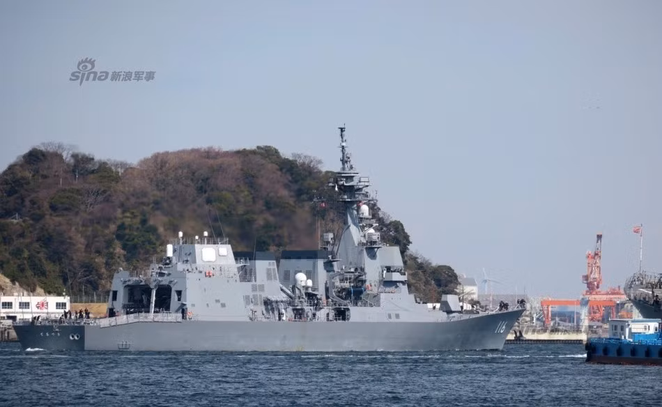 Tàu được trang bị một pháo chính 127 mm phía trước mũi tàu, kèm theo đó là hệ thống 8 tên lửa đối hạm Type 90 SSM và 32 giếng phóng tên lửa Mk41 cho phép triển khai tên lửa phòng không tầm trung RIM-162 ESSM (tầm bắn 50km) hoặc tên lửa chống ngầm RUM-139 hoặc Type 07. Nguồn ảnh: Sina