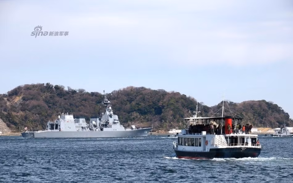 Tàu khu trục hạm lớp Akizuki của Nhật Bản có độ giãn nước tối đa 6.800 tấn, chiều dài 150 m, mớm nước 5,3 mét, được trang bị 4 động cơ turbin của Roll Royce cho phép nó di chuyển với tốc độ tối đa 30 hải lý tương đương với 56 km/h. Nguồn ảnh: Sina