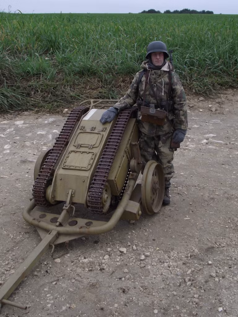 Với việc sử dụng động cơ điện gây ra rất ít tiếng động, chiếc xe đánh bom không người lái này rất thích hợp để đánh phục kích trong đêm tối hoặc trong tác chiến đô thị. Ảnh: Xe tăng không người lái SdKfz được đặt trên một xe kéo để tiện di chuyển. Nguồn ảnh: Onesixth.