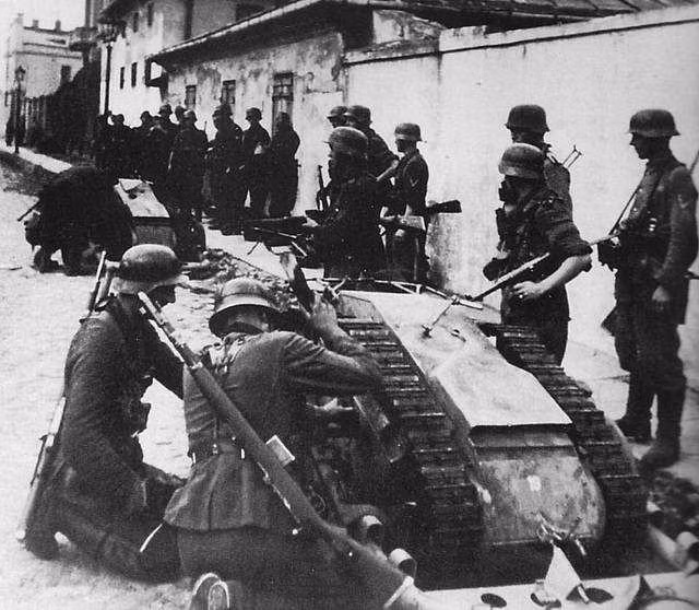 Con "quái vật" này chính là một minh chứng rất rõ nét cho thấy sự sáng tạo và tài năng của các kỹ sư trong Quân đội Đức Quốc Xã hồi chiến tranh thế giới thứ hai khi họ nghĩ ra việc sử dụng robot để thực hiện các nhiệm vụ khó khăn thay cho binh lính, một điều rất phổ biến ở... thế kỷ 21 này. Nguồn ảnh: Info.