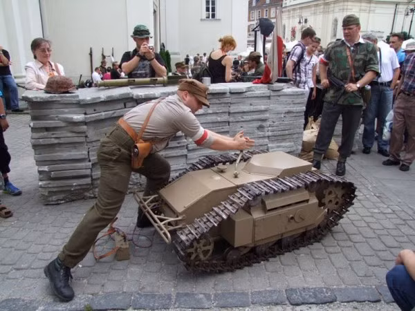 Trong xe có một cuộn dây điện với khoảng 400 mét dây, kết nối hệ thống điều khiển của xe với tay cầm điều khiển từ xa. Sỹ quan điều khiển sẽ sử dụng hệ thống tay cầm này và... một chiếc ống nhòm để điều khiển xe vào đúng vị trí mong muốn r kích nổ. Nguồn ảnh: Wetaran