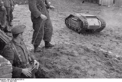 Chiếc xe tăng đánh bom liều chết của Đức Quốc Xã còn có tên "Bãi mìn di động" hay được gọi tắt là Sd.Kfz. Chiếc xe này có nhiệm vụ áp sát đối phương và... nổ tung như một chiếc xe đánh bom cảm tử.. Nguồn ảnh: Battle.