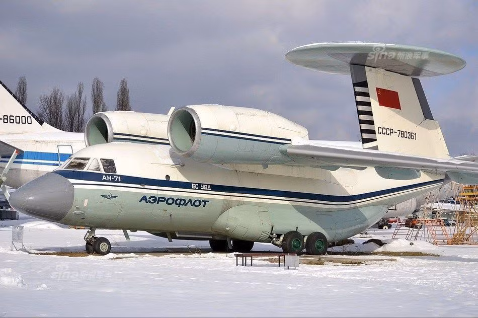 Việc đặt 2 khối động cơ phản lực vào sát thân máy bay kèm theo sải cánh lớn được kỳ vọng sẽ giúp máy bay dễ điều khiển hơn và tăng khả năng cơ động trên không cho các phi công. Nguồn ảnh: Sina.