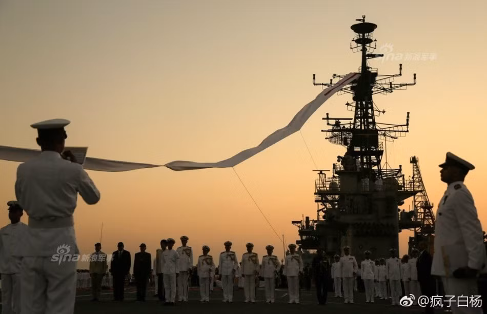 Hôm 6/3 vừa qua, phía Ấn Độ chính thức làm lễ hạ cờ và cho chiếc INS Viraat này về hưu sau gần 60 năm cống hiến. Nguồn ảnh: Sina.