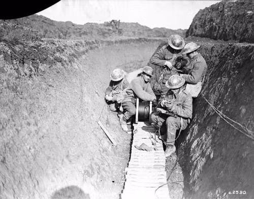 Tuy hiện đại nhưng cách thức này lại chỉ thực hiện được ở trong khoảng cách ngắn, dễ bị cắt đứt và đặc biệt là rất dễ bị nghe lén. Nguồn ảnh: Pinterest.