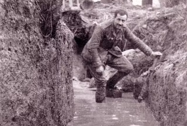 Nhiệm vụ của họ sẽ là cầm theo lệnh chạy băng qua giữa chiến trường để đưa đến nơi cần thiết, nhiệm vụ đó có phần còn nguy hiểm hơn cả những người lính chiến có những lúc đáng lẽ ra người lính phải nằm im dưới chiến hào tránh đạn pháo thì những "Chân chạy" này lại phi qua giữa chiến trường để... đưa thư. Nguồn ảnh: Mental.