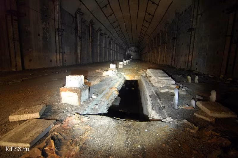 Hệ thống đường giao thông bên trong căn cứ tàu ngầm bí mật này được thiết kế để đủ không gian cho các ô-tô tải chở hàng vào tận khu vực chứa tàu ngầm. Nguồn ảnh: KFSS.