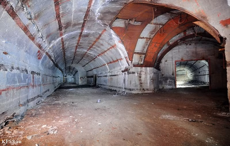 Tất cả những gì còn sót lại chỉ là những đoạn đường hầm trơ trọi và một vài cánh cửa thép hoen gỉ. Nguồn ảnh: KFSS.