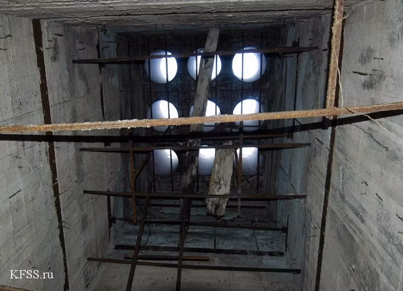 Hệ thống thông gió trong hầm đã bị tháo hết, chỉ còn lại những ô thông gió tự nhiên như thế này. Nguồn ảnh: KFSS.