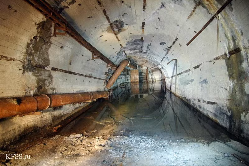 Một đoạn hầm ngập nước phía tận cùng của căn cứ bí mật này. Nguồn ảnh: KFSS.