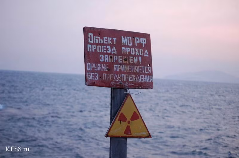 Biển cảnh báo nguy hiểm phóng xạ (bên dưới) và tấm bảng báo "Đây là khu vực cấm, bạn sẽ bị bắn mà không cần cảnh báo trước nếu xâm nhập vào". Nguồn ảnh: KFSS.