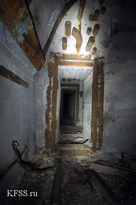 Toàn bộ hệ thống ống phía trên cánh cửa đã bị tháo ra, thậm chí cả những cánh cửa thép cũng đã bị dời đi. Nguồn ảnh: KFSS.