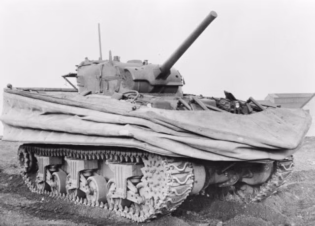 Hầu hết các xe tăng M4 Sherman của Thủy quân Lục chiến Mỹ đều được bọc một lớp "áo phao" cho phép nó lội biển từ tàu đổ bộ vào bờ trong chiến dịch Normandy. Nguồn ảnh: Warhistory.