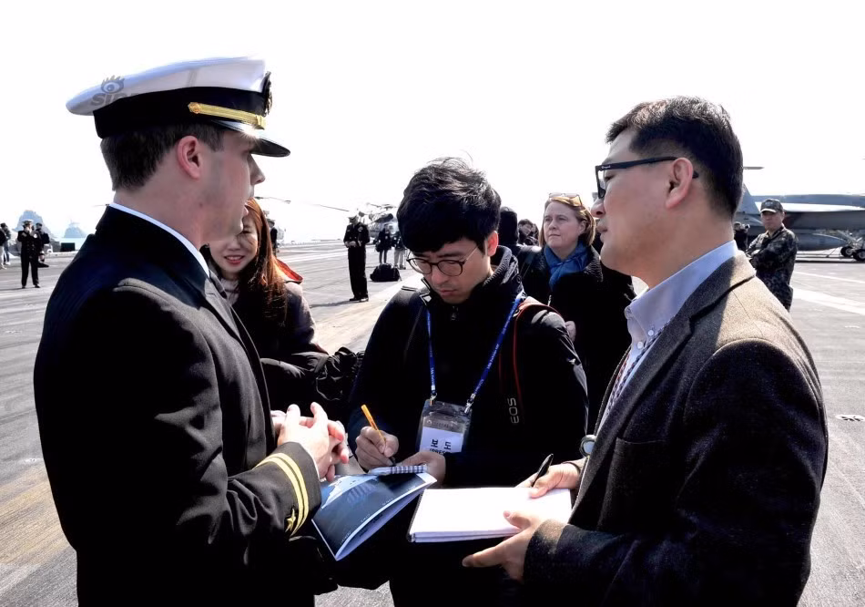 Và có thể thấy, phản ứng của phía Mỹ có vẻ rất cứng rắn nhất là trong việc trấn an các đồng minh thân cận ở khu vực châu Á Thái Bình Dương khi Mỹ đã đưa các máy bay F-35 đời mới nhất đến Nhật Bản và đưa các tên lửa phòng thủ tầm cao THAAD tới Hàn Quốc. Nguồn ảnh: Sina.